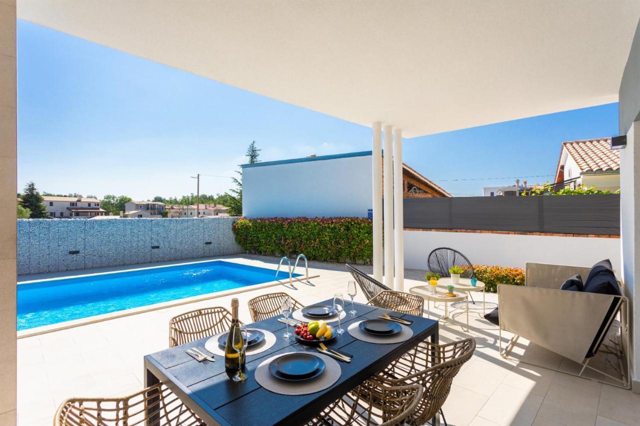 Villa Ovis Peresiji Exterior photo